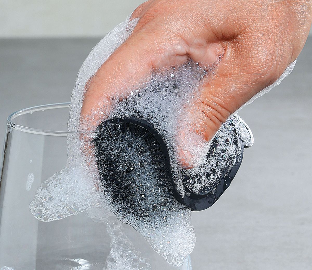 1410801000_ TREND Černá silikonová mycí houbička na nádobí od Kuchenprofi